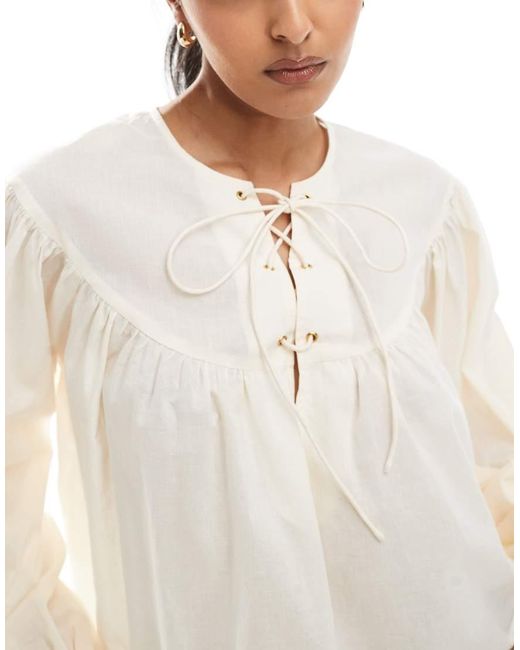 Top Grembiule Color Pietra Con Collo Allacciato di ASOS in White