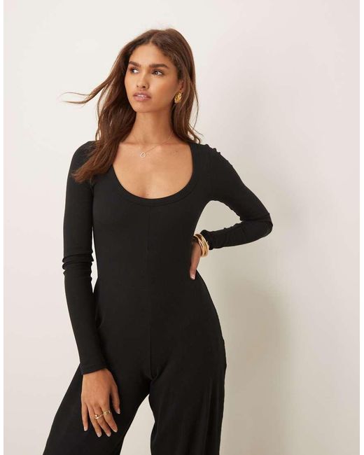 Tuta Jumpsuit Nera A Coste Con Maniche Lunghe E Scollo Rotondo di ASOS in Black
