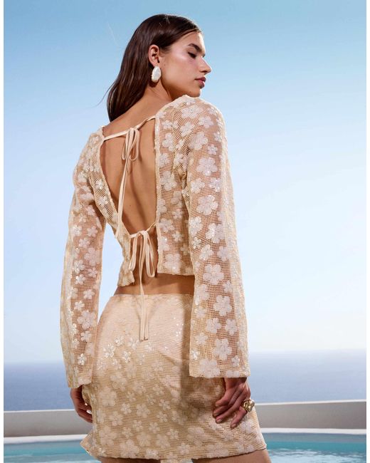 Top dos nu d'ensemble en crochet à manches longues avec fleurs à sequins - crème ASOS en coloris Blue