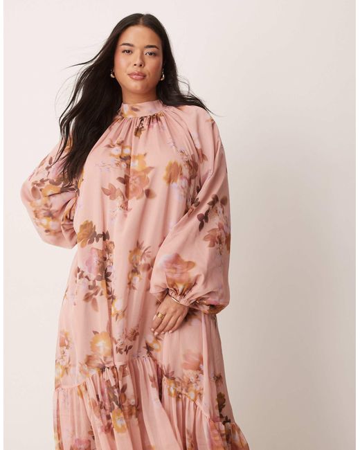Asos design curve - robe longue à imprimé fleuri flou avec liens noués au dos et smocks - rose ASOS en coloris Pink