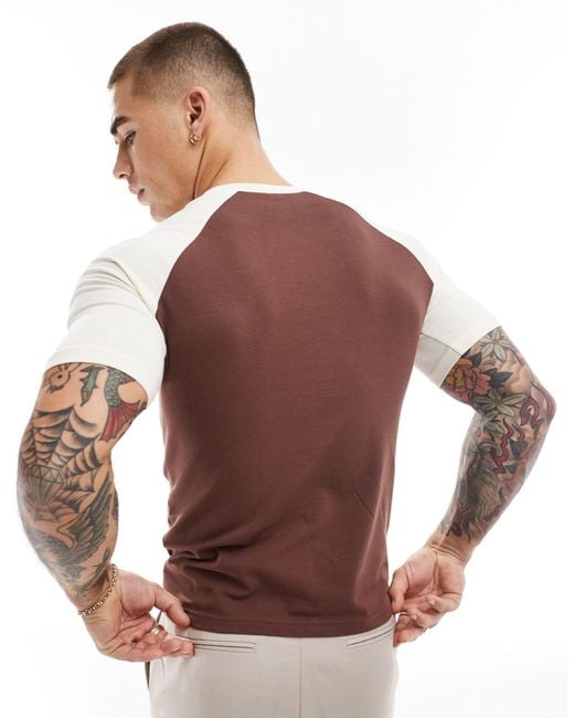 T-shirt crop top près du corps avec manches raglan et imprimé sur la poitrine - marron ASOS pour homme en coloris Brown