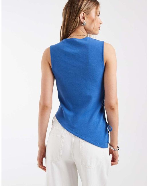 Top De Punto Asimétrico Alila Con Lazo En Levi's de color Blue