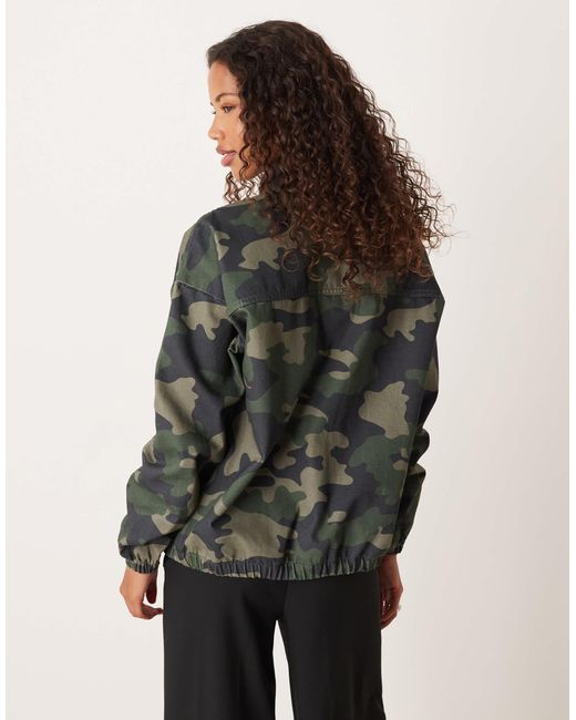 ASOS Green – jeansjacke mit stehkragen und military-muster
