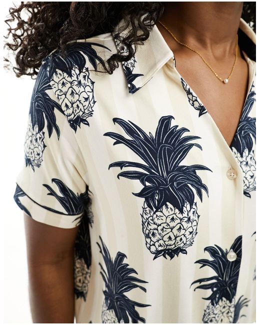 Chelsea Peers White – exklusives set aus kurzärmligem oberteil mit reverskragen und shorts mit ananasprint aus polyester-jersey