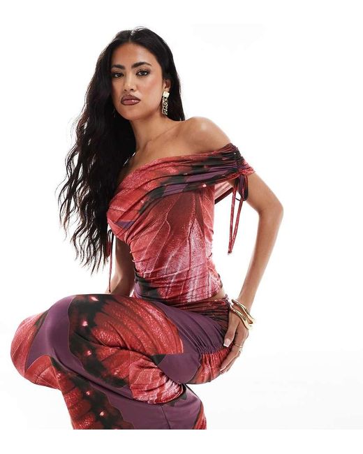 Top Rojo Y Morado Ceñido Con Estampado Floral Y Escote Palabra De Honor Fruncido Exclusivo De (Parte De Un Conjunto) Kaiia de color Red