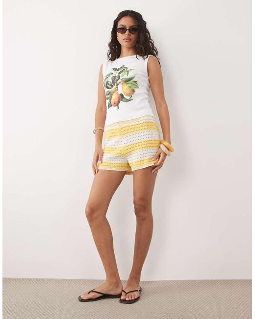 Canotta Bianca A Coste Con Scollo A Barchetta E Grafica Di Frutta Vintage di ASOS in White