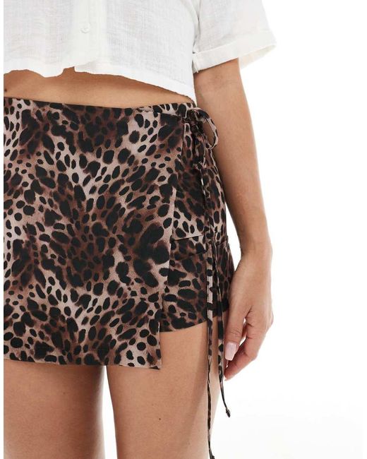 Falda Pantalón Con Estampado De Leopardo De Satén Exclusiva En Asos De -Marrón Monki de color Pink