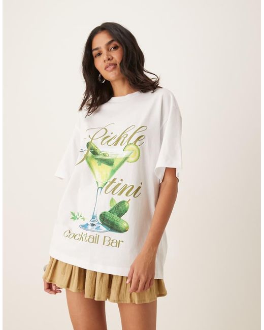 Camiseta Blanco Extragrande Con Estampado Gráfico De Bebida Y Pepinillos De ASOS de color Natural
