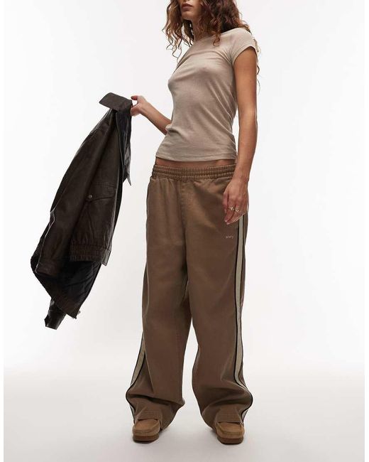 Astrid di Obey in Brown