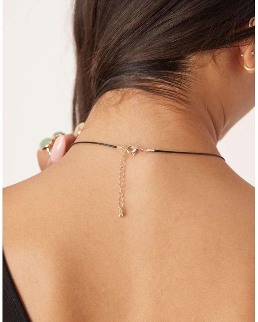 Collana Con Cordoncino Con Piccolo Ciondolo Dorato A Forma Di Sole di ASOS in Brown