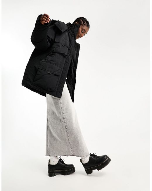 Parka negra acolchada con bolsillos utilitarios attila Weekday de color Black