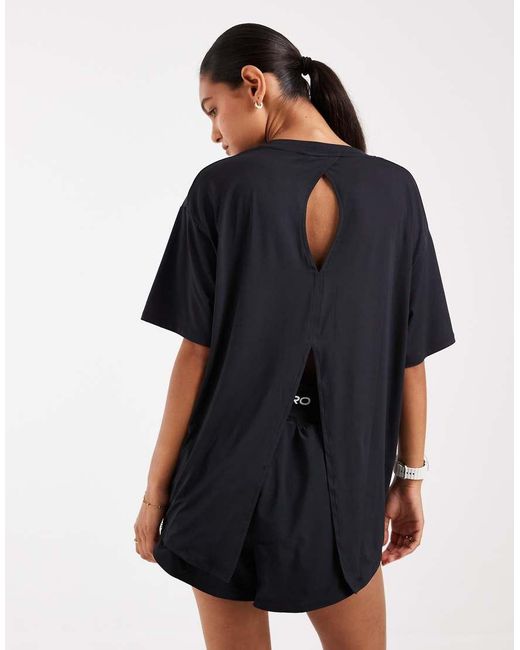 Nike One Dri-Fit T-Shirt Met Sleutelgatdetail in het Blue