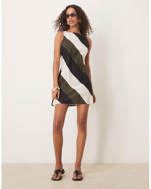 Robe courte rayée avec encolure carrée montante et dos froncé ASOS en coloris White