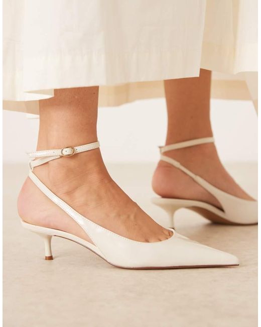Zapatos Blanco Clásicos De Tacón Bajo Con Tira Tobillera De Mango de color Natural