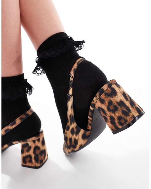 Sabot Leopardati Verniciati Con Cinturino Sul Retro E Tacco Largo di London Rebel in Black