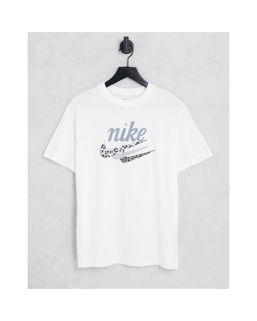 Nike Air Loom Logo Boyfriend T-shirt in White | Lyst Canada
