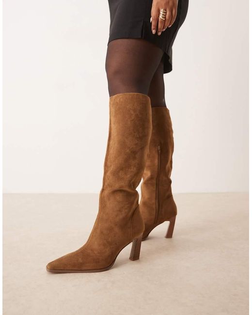 Botines Por La Rodilla Color Arena Con Puntera Cincelada De Antelina Clara De Curve-Marrón ASOS de color Brown