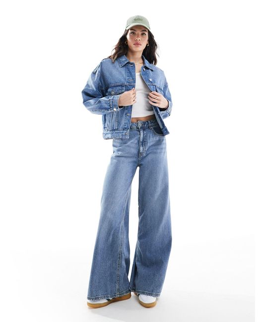 Giacca di jeans oversize lavaggio medio di Bershka in Blue