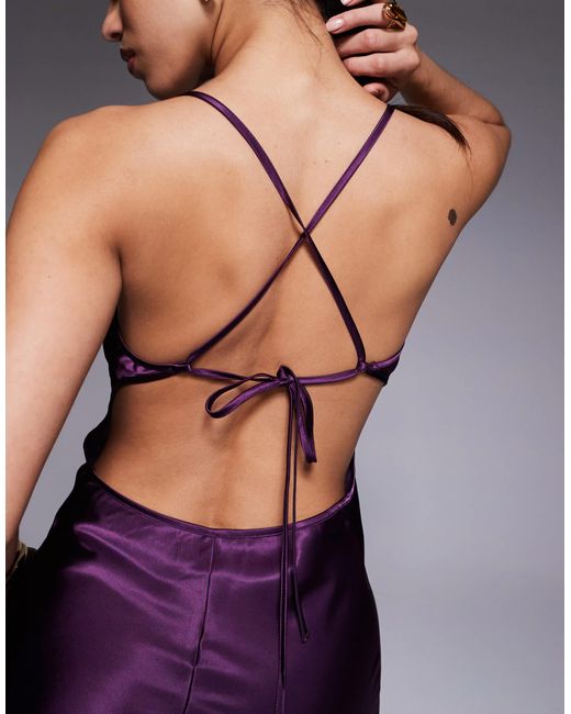 Robe longue en satin avec fente goutte d'eau et dos ouvert avec liens à nouer Aria Cove en coloris Purple
