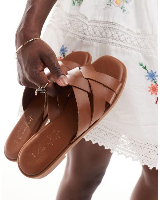 Sandali bassi color cuoio con fascette incrociate di New Look in Brown