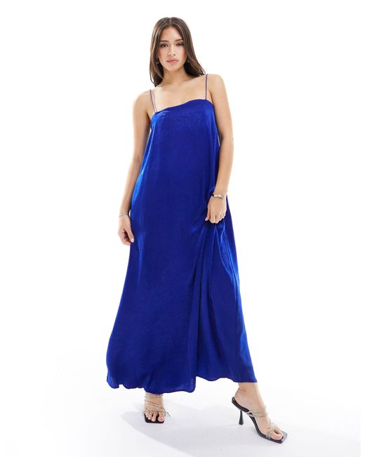 ASOS Blue – midi-trägerkleid aus knittersatin