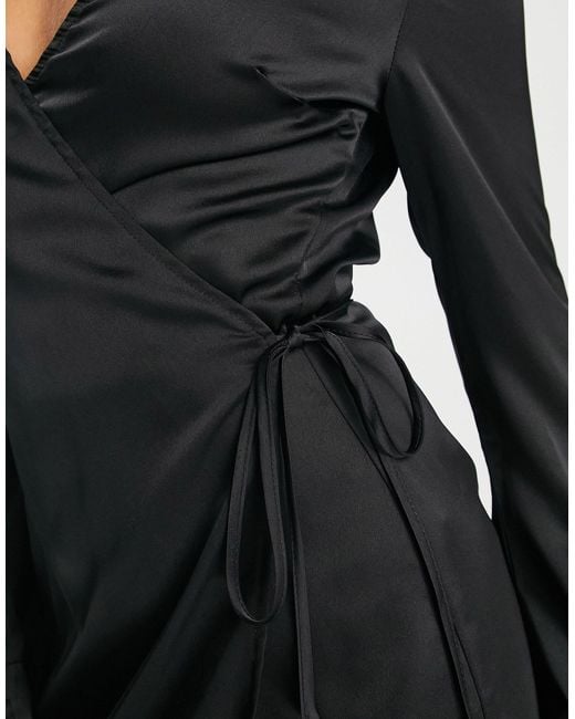 Robe chemise portefeuille en tissu satiné à manches larges Public Desire en coloris Black