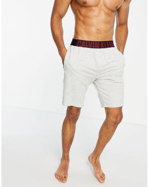 Pantalones cortos Calvin Klein de hombre de color Gris - Lyst