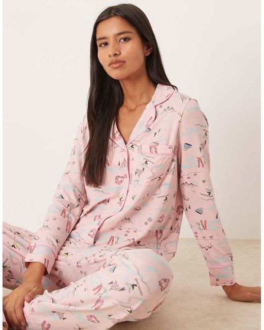 Pigiama Super Morbido Con Camicia A Maniche Lunghe E Pantaloni Con Stampa A Tema Sci E Profili A Contrasto di ASOS in Pink