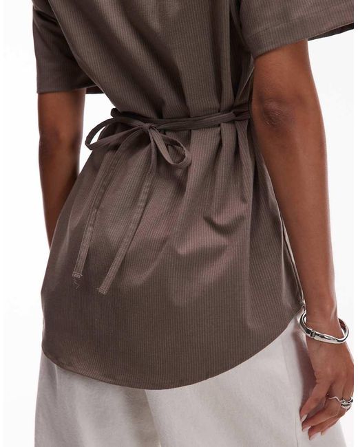 Camisa De Manga Corta Con Raya Diplomática, Cintura Entallada Y Hombreras De ASOS de color Brown