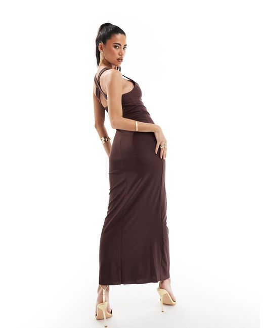 Robe sculptante mi-longue en jersey avec encolure américaine dégagée et bretelles croisées dans le dos - chocolat ASOS en coloris Brown