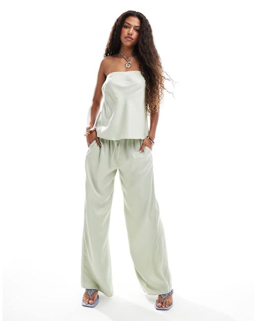 Top Largo De Corte Trapecio Con Escote Palabra De Honor De Satén De (Parte De Un Conjunto) ASOS de color White