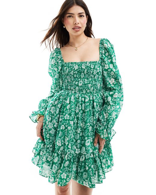 Vestido corto verde con estampado floral, cuerpo fruncido, mangas voluminosas y bajo escalonado & Other Stories de color Green