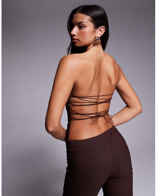 Gwendolyn - top d'ensemble ajusté à fines rayures et encolure bandeau avec dos ouvert à lanières nouées - marron Tiger Mist en coloris Brown