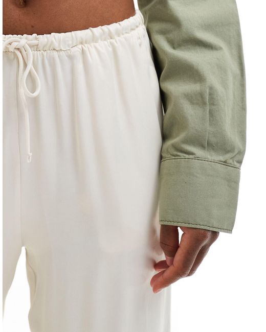 Pantalon large noué à la taille en satin - écru Bershka en coloris White