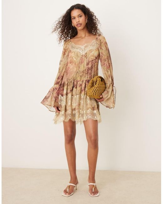 Vestido Corto De Manga Larga Con Escote En Forma De Corazón, Volantes Y De ASOS de color Natural