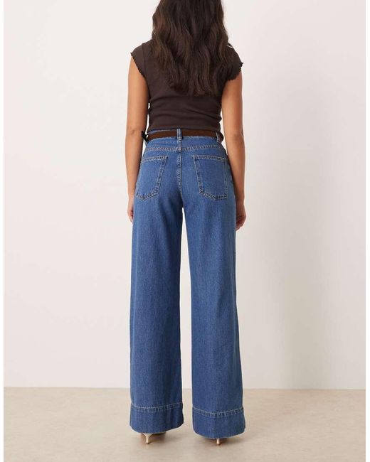 Jeans A Fondo Ampio Lavaggio Medio Scuro Con Pieghe Sul Davanti E Cintura di ASOS in Blue