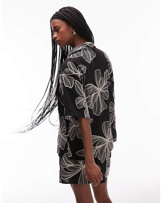 Camicia Resort Nera Con Stampa A Fiori Monocromatica Testurizzata di TOPSHOP in Black