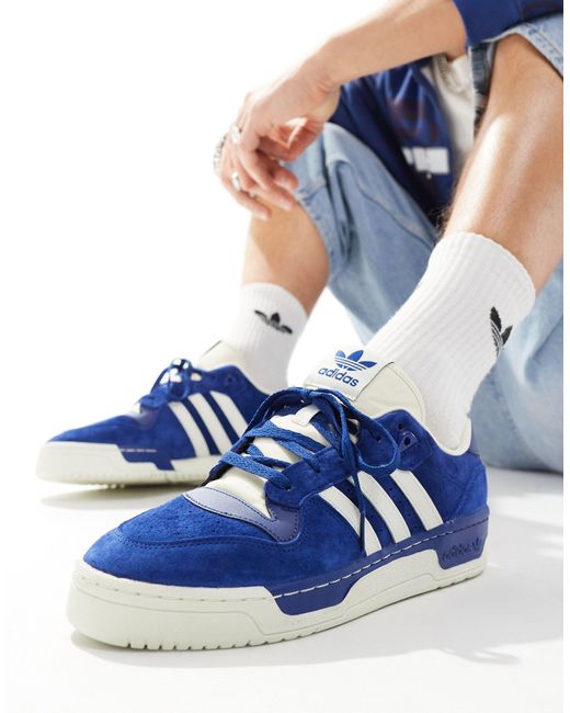 Rivalry low - sneakers basse rétro e bianco sporco di Adidas Originals in Blue