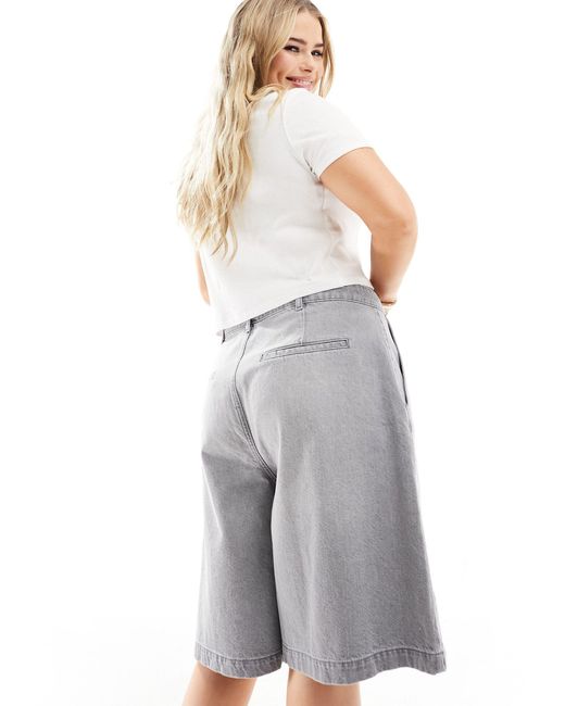 Asos design curve - short en jean long à plis - délavé ASOS en coloris Gray