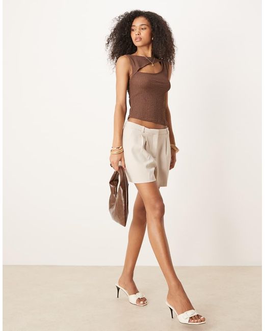 Canotta Con Scollo A Barchetta Con Cut-Out E Bottone Perlato di ASOS in Brown