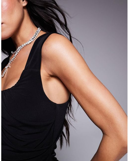 Robe courte avec jupe drapée et encolure structurée à larges bretelles ASOS en coloris Black