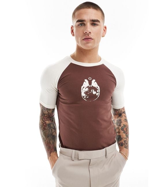 T-shirt crop top près du corps avec manches raglan et imprimé sur la poitrine - marron ASOS pour homme en coloris Brown
