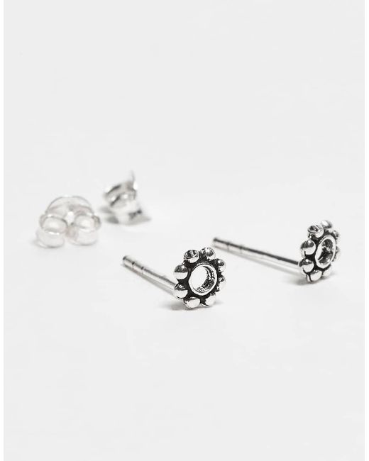 Pendientes De Botón De Plata De Ley Con Diseño De Flor Redondeada De Kingsley Ryan de color Metallic