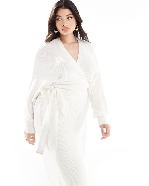 Robe cache-cœur mi-longue en maille avec ceinture - crème River Island en coloris White
