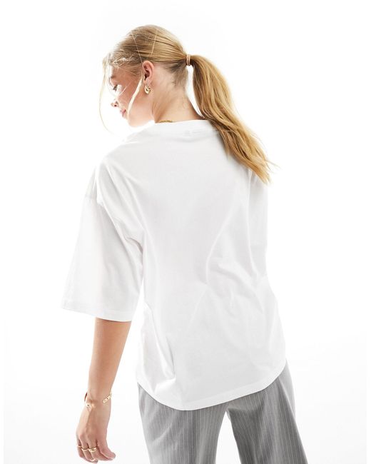 T-shirt oversize bianca con scollo a v di ASOS in White