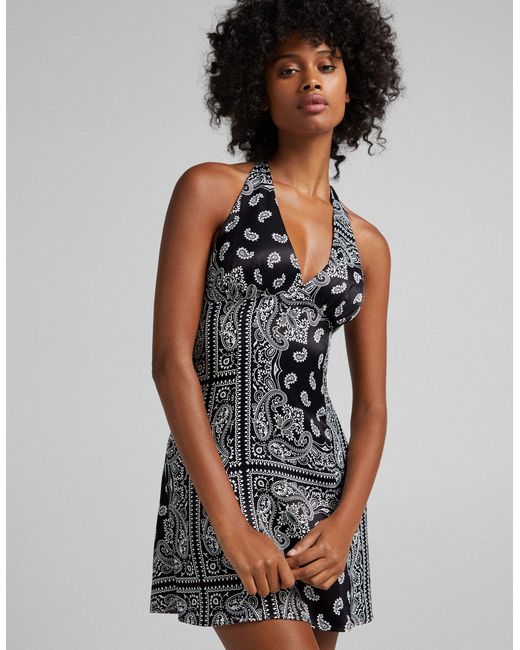 Robe dos nu en satin à imprimé bandana Bershka en coloris Noir | Lyst