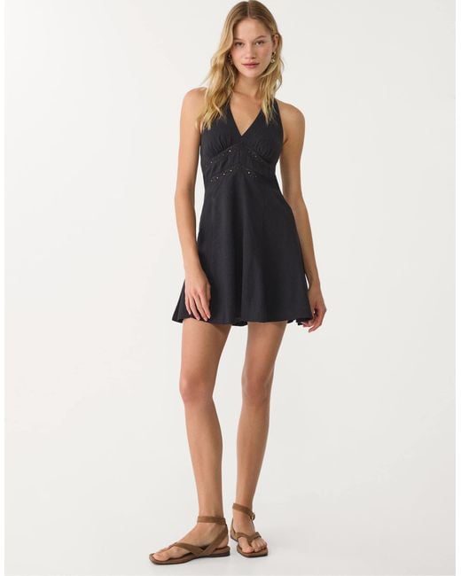 Robe courte en lin mélangé à dos nu Stradivarius en coloris Black