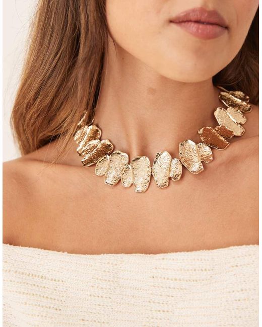 Collana Corta Dorata Con Design A Forma Di Petali Martellati Oversize di ASOS in Natural