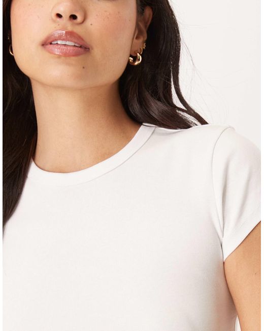Abercrombie & Fitch White – geripptes slim fit t-shirt