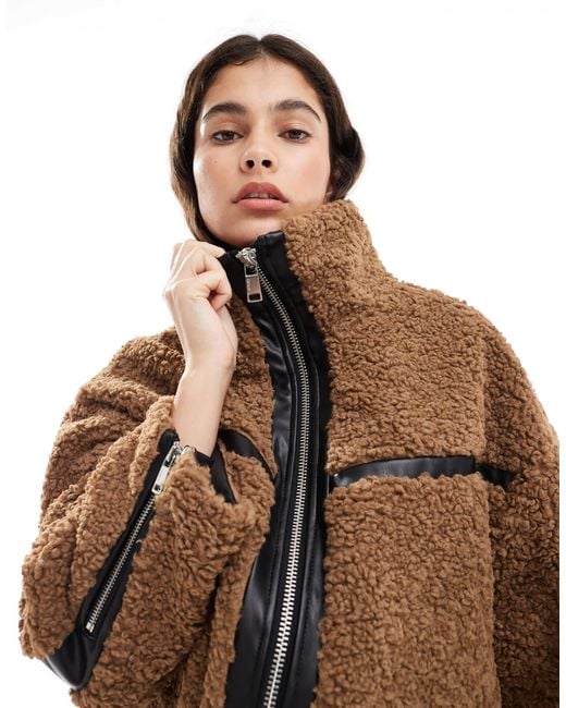 Veste courte en peluche épaisse - marron ONLY en coloris Brown